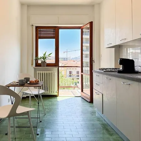 10 Seats Wi-fi 3 Bedrooms 2 Bathrooms Near The Sea Apartment