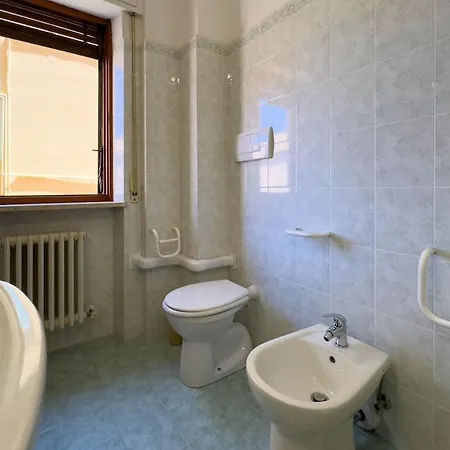 10 Seats Wi-fi 3 Bedrooms 2 Bathrooms Near The Sea Апартаменты Сан-Бенедетто-дель-Тронто