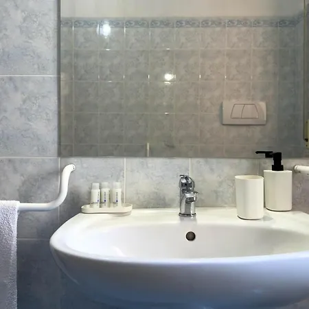 10 Seats Wi-fi 3 Bedrooms 2 Bathrooms Near The Sea Сан-Бенедетто-дель-Тронто