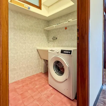 11 Seats Wi-fi 3 Bedrooms 2 Bathrooms Near The Sea