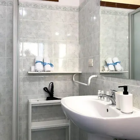 11 Seats Wi-fi 3 Bedrooms 2 Bathrooms Near The Sea アパート