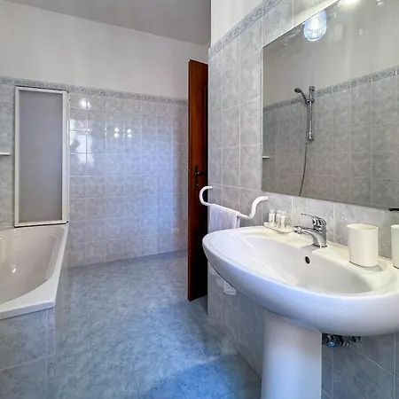 11 Seats Wi-fi 3 Bedrooms 2 Bathrooms Near The Sea * San Benedetto del Tronto